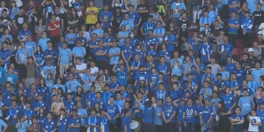名年夜学生阿肥（周振辉饰）、胶布（曾国祥饰）、Jason（黄又南饰）与志安（周俊伟饰）还有几个月就要结业离校了，但他们并没有想到工作和社会的工作。他们一个同窗阿乐，由于“借拍戏沟女事务”，传遍全部片子学院，轰动了校方，竟在临结业前被迫令退学。四人忽发奇想，决议重搬练习训练，年夜弄一番。他们筹算筹到三十万，从日本请得一个心爱的AV女星（天宫真奈美饰）过来，然后经由过程拍戏和她产生关系。四人测验考试一切方式，申请青少年自雇打算贷款、学生奖学金、卖出摄制职位等模式往筹募资金，进行他们“假拍片、打真军”的疯狂打算，终究他们可以或许成功吗？